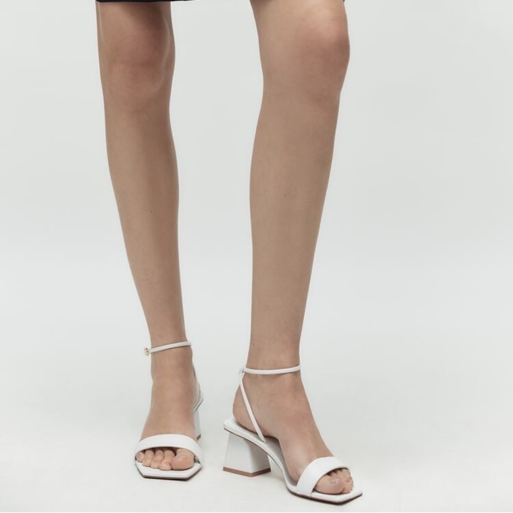 NWT. Zara White Wide Heel Sandals